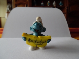 Schtroumpf chanteur avec partition