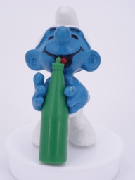 Schtroumpf assoiffé avec bouteille