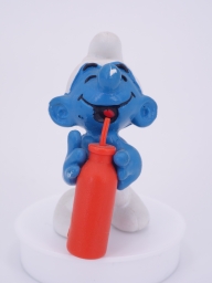 Schtroumpf assoiffé avec bouteille