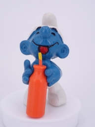 Schtroumpf assoiffé avec bouteille