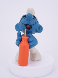 Schtroumpf assoiffé avec bouteille