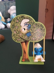 Schtroumpf qui joue à la balançoire