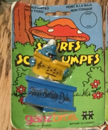 Schtroumpf chanteur avec partition