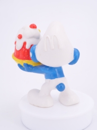 Schtroumpf gourmand avec gâteau