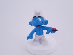 Schtroumpf montrant du doigt avec coccinelle