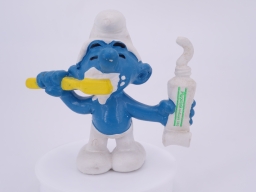 Schtroumpf avec brosse à dents et dentifrice