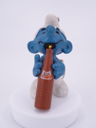 Schtroumpf assoiffé avec bouteille