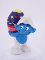 Schtroumpf qui porte un œuf