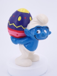 Schtroumpf qui porte un œuf