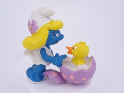 Schtroumpfette avec poussin qui sort d'un œuf