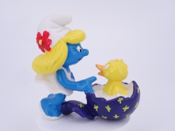 Schtroumpfette avec poussin qui sort d'un œuf