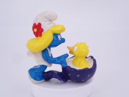 Schtroumpfette avec poussin qui sort d'un œuf