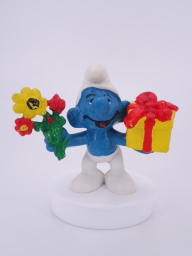 Schtroumpf avec cadeau et fleurs