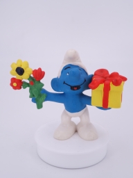 Schtroumpf avec cadeau et fleurs