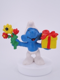 Schtroumpf avec cadeau et fleurs