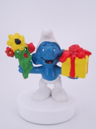 Schtroumpf avec cadeau et fleurs