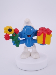 Schtroumpf avec cadeau et fleurs