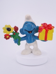Schtroumpf avec cadeau et fleurs