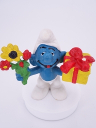 Schtroumpf avec cadeau et fleurs