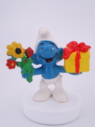 Schtroumpf avec cadeau et fleurs