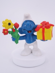 Schtroumpf avec cadeau et fleurs