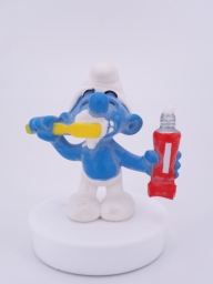 Schtroumpf avec brosse à dents et dentifrice