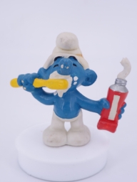 Schtroumpf avec brosse à dents et dentifrice
