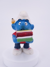Schtroumpf étudiant avec pile de livres