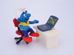 Schtroumpf avec ordinateur portable