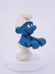 Schtroumpf avec tondeuse à gazon