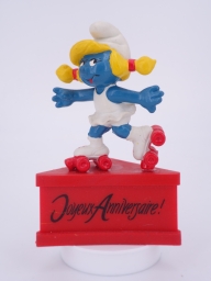 Schtroumpfette avec patins à roulettes