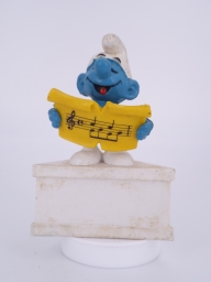 Schtroumpf chanteur avec partition