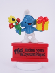 Schtroumpf avec cadeau et fleurs