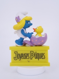 Schtroumpfette avec poussin qui sort d'un œuf