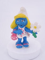 Schtroumpfette avec fleurs