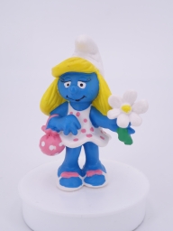 Schtroumpfette avec fleurs