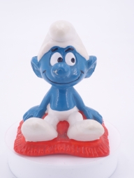 Schtroumpf assis sur un coussin