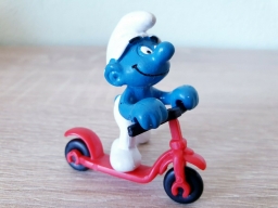 Schtroumpf avec trottinette