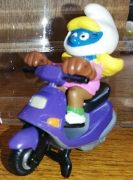 Schtroumpfette avec scooter