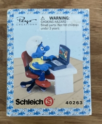 Schtroumpf avec ordinateur portable