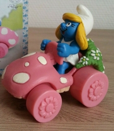 Schtroumpfette en voiture