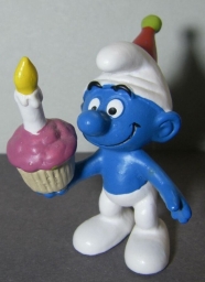Schtroumpf avec gâteau d\'anniversaire