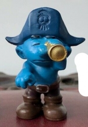 Schtroumpf pirate avec longue vue