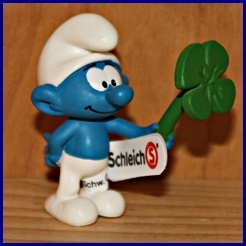 Schtroumpf avec trèfle à 4 feuilles