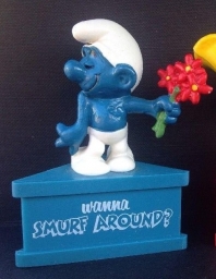 Schtroumpf amoureux avec fleurs