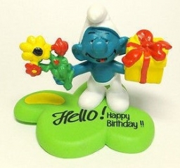 Schtroumpf avec cadeau et fleurs