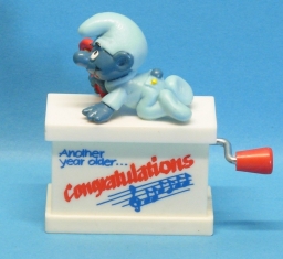 Bébé Schtroumpf avec hochet