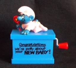 Bébé Schtroumpf avec hochet