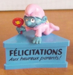 Bébé Schtroumpf avec hochet