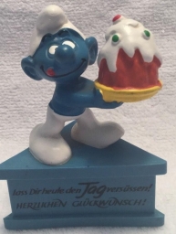 Schtroumpf gourmand avec gâteau